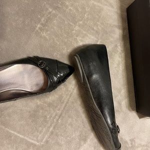 Black faux leather and faux patent leather cap toes women's flats